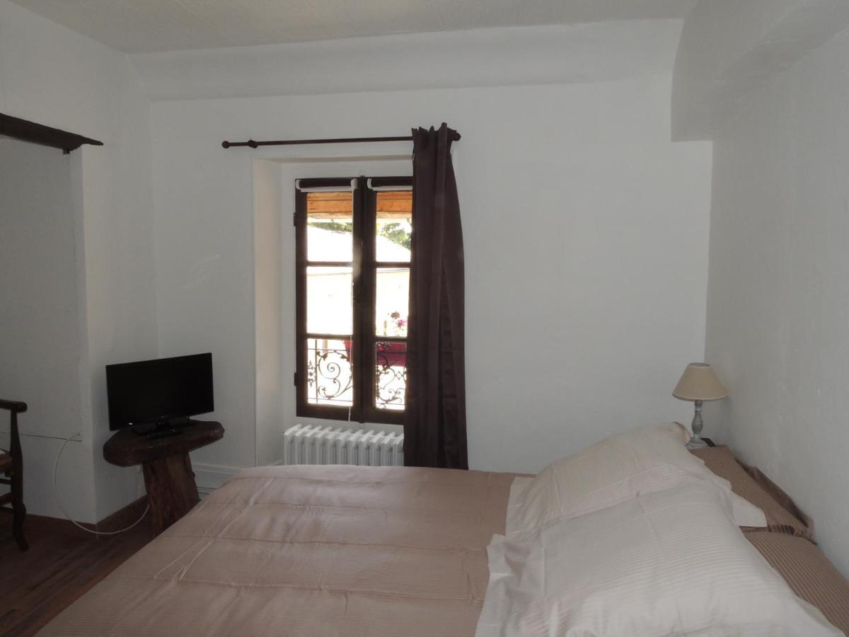Ilot Bonheur Hotel Ury Екстериор снимка